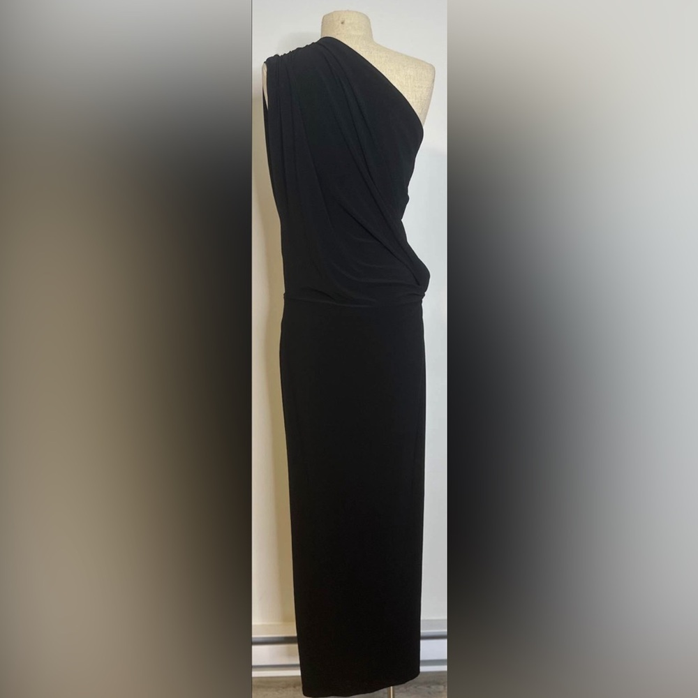 Honor Gold: Elegant Black One-Shoulder Gown - Picture 3 of 4